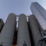Il mosto filtrato passa poi nella caldaia di cottura dove viene aggiunto il luppolo. Il liquido limpido viene infine spostato nei silos dove, con l�aggiunta dei lieviti, avviene la fermentazione